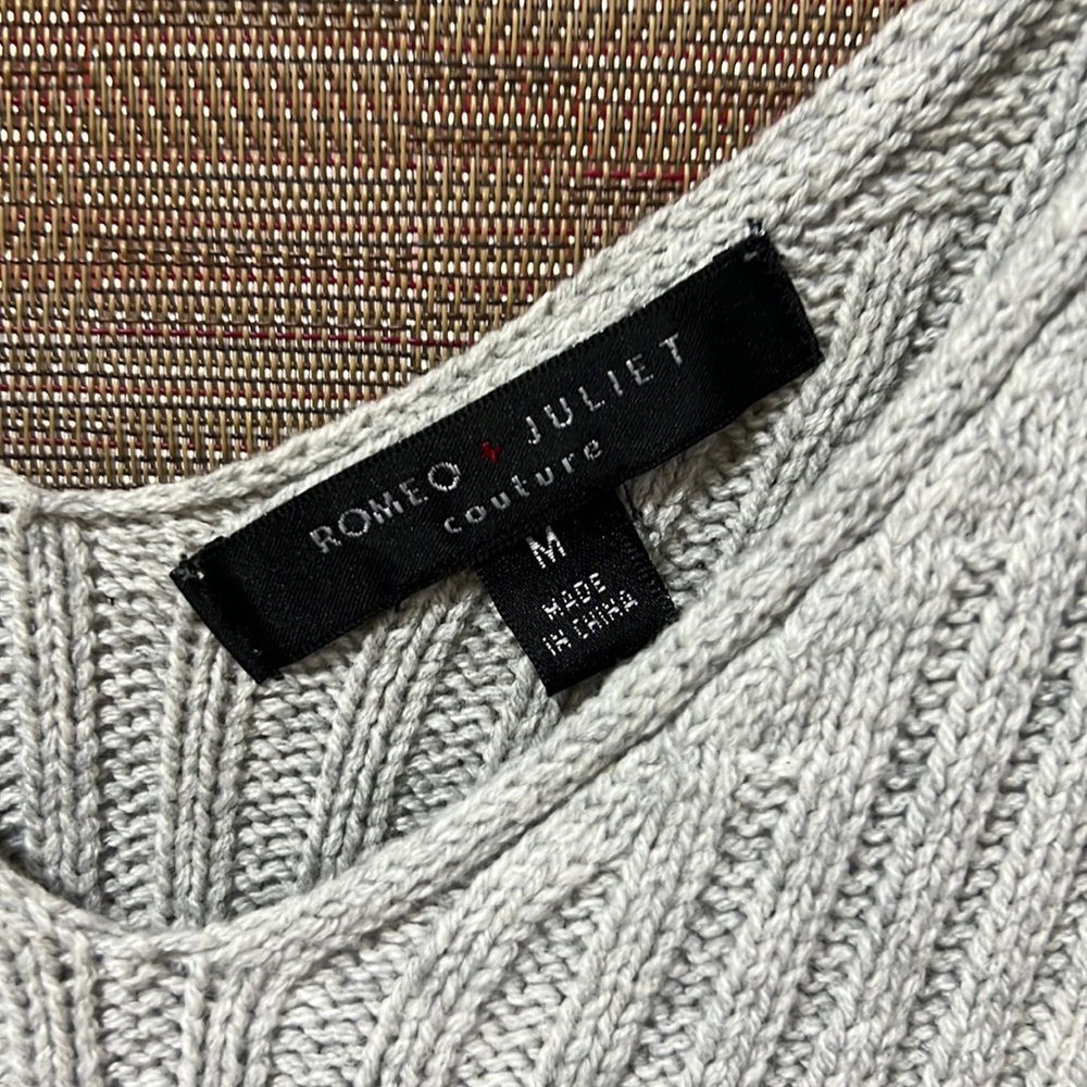 Sexy off the shoulder v-neck sweater with scalloped bottom M - Gray